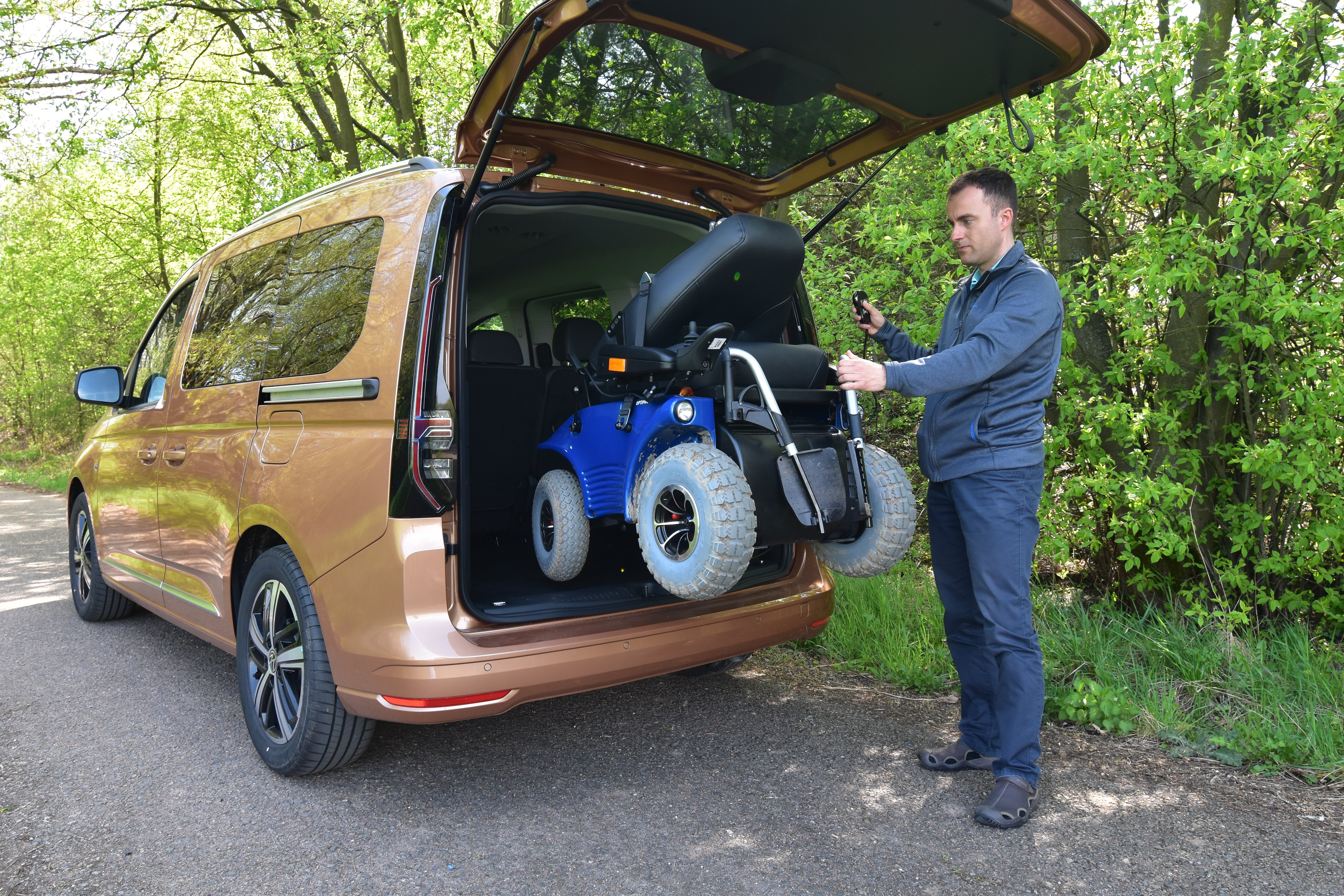 Nový VW Caddy - jeřábek do zavazadlového prostoru